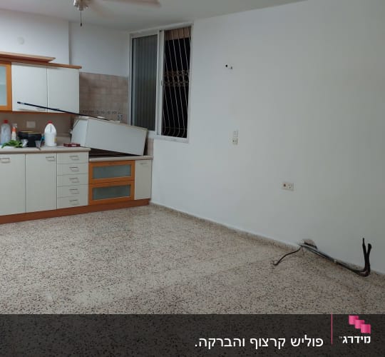 מוצרי ניקוי על השיש במטבח ריק